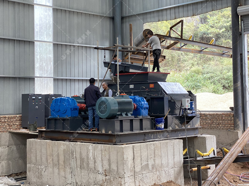 大型砂石廠購置一臺重型對輥破碎機(jī)需要投資多少？